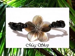 Marquises Collection / Bracelet Aeata Fleur Hibiscus Nacre de Tahiti 2.7cm Reflets Marrons / Taille Réglable Coton Noir (photos non contractuelles)