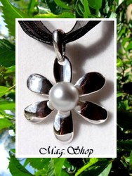 Silver Sea Collection / Collier Fleur de Tiaré Ahutiare H:4cm / Pendentif Argent Rhodié 925 (4.90g) / Perle Semi-Baroque de Tahiti 10.05mm/B Gris/Crèmes Clairs / Cordons Noirs (photos contractuelles)