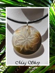 Marquises Collection / Collier Anitea Fleur de Tiaré Nacre de Tahiti 3cm Reflets Clairs/Marrons / Cuir Noir (photos non contractuelles)