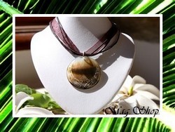 Marquises Collection / Collier Amana Maori Nacre de Tahiti Diamètre:3cm Reflets Clairs Marrons Irisés / Cordons Couleur Chocolat (photos contractuelles)