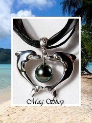 Silver Sea Collection / Collier Aoearoa 2 Dauphins / Pendentif Argent Rhodié 925 (3.70g) / Perle Ronde de Tahiti 9mm/A Verts Foncés / Cordons Noirs (photos non contractuelles)