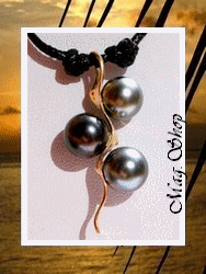 Silver Sea Collection / Collier des Australes Trio / OR 750/1000 (1.4g) H:4cm / 3 Perles Rondes de Tahiti 9.25mm/B / Cordons Couleur Noir (photos contractuelles)