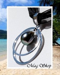 Silver Sea Collection / Collier Avamoa / Pendentif Argent Rhodié 925 (1g) H:3.2cm / Perle Semi-Baroque de Tahiti 8mm/A Gris/Verts/Aubergines Foncés / Cordons Couleur Noir (photos non contractuelles)