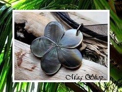Marquises Collection / Collier Avea Fleur Hibiscus Nacre de Tahiti 3cm Reflets Gris Foncés / Cordons Couleur Noir (photos non contractuelles)