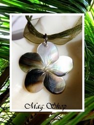 Marquises Collection / Collier Avea Fleur Hibiscus Nacre de Tahiti 3.5cm Reflets Clairs/Ocres Colorés / Cordons Couleur Kaki (photos non contractuelles)