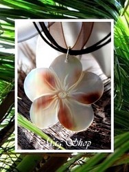 Fleurs Collection - Collier Avea Fleur Hibiscus Nacre de Tahiti 3cm Reflets Mi-Teintes Clairs/Marrons / Cordons Couleur Chocolat (photos non contractuelles)