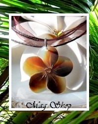 Fleurs Collection / Collier Avea Fleur Hibiscus Nacre de Tahiti 3cm Reflets Ambrés/Ocres / Cordons Couleur Chocolat (photos non contractuelles)