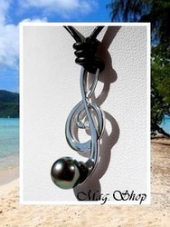 Silver Sea Collection / Collier Clef de Sol / Pendentif Argent Rhodié 925 (2.21g) / Perle Semi-Ronde de Tahiti 8.30mm/B+ Verts Reflets Aubergines / Coton Noir (photos non contractuelles)