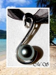 Silver Sea Collction / Collier Cygne / Pendentif H:2.9cm Argent Rhodié 925 (1.55g) / Perle Ronde de Tahiti 10.25mm/C+ Gris/Verts Foncés / Cordons Noir (photos non contractuelles)