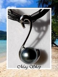Silver Sea Collction / Collier Cygne / Pendentif H:2.9cm Argent Rhodié 925 (1.55g) / Perle Drop de Tahiti 9.55mm/B+ Reflets Gris/Bleus Aubergines / Collier Noir (photos non contractuelles)