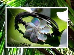Marquises Collection / Bracelet Ha'amoe Fleur de Tiaré / Nacre de Tahiti  3cm Reflets Foncés Colorés / Réglable Coton Noir (photos non contractuelles)
