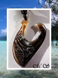 Moana Collection / Collier Hameçon Hereata Marquisien Nacre de Tahiti H:5cm Reflets Ocres Foncés Colorés / Taille Réglable Coton Noir (photos contractuelles)