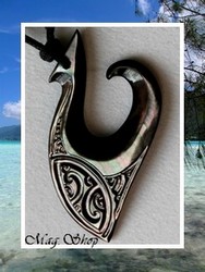 Moana Collection / Collier Hameçon Hereata Marquisien Nacre de Tahiti H:5cm Reflets Foncés Colorés / Taille Réglable Coton Noir (photos non contractuelles)