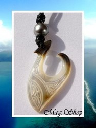 Moana Perles Collection / Collier Hameçon Ahutoru Marquisien H:6.5cm / Nacre de Tahiti 5cm Clairs/Ocres Foncés & Perle Semi-Baroque de Tahiti 10.80mm/C+ Gris / Coton Noir (photos contractuelles)