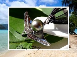 Silver Collection / Collier Raie Hinaura Marquisienne / Pendentif Argent Rhodié (2.65g) H:3cm X L:3.5cm / Perle Ronde de Tahiti 8mm/B Reflets Verts / Cordons Noirs (photos non contractuelles)