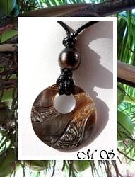 Moana Collection / Collier HOTOPUU Marquisien Nacre de Tahiti 3cm / Perle Cerclée de Tahiti 10.20mm/D Gris/Noirs / Coton Noir (photos contractuelles)