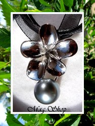 Silver Sea Collection / Collier Fleur de Frangipanier Ihoa / Pendentif Argent Rhodié 925 (4.06g) & Perle Ronde de Tahiti 9.85mm/D Gris / Cordons Noirs (photos non contractuelles)