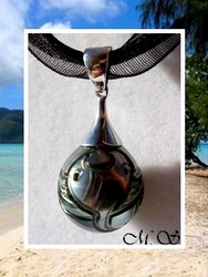 Silver Sea Collection / Collier Kahaia / Pendentif Argent Rhodié 925 (0.85G) / Perle Semi-Baroque de Tahiti Gravée Raie 12.90mm/B+ Gris/Bleus / Cordons Noirs (photos contractuelles)