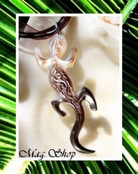 Margouillats Collection / Collier Margouillat Mapuaura Vagues / Nacre de Tahiti H: 5.5cm Reflets Mi-Teintes Clairs/Marrons / Cordons chocolat (photos non contractuelles)