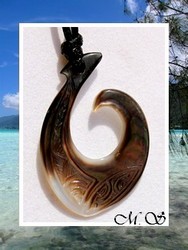 Moana Collection / Collier Hameçon Mataura Marquisien Nacre de Tahiti H:4.5cm Reflets Clairs/Marrons/ Taille Réglable Coton Noir (photos non contractuelles)