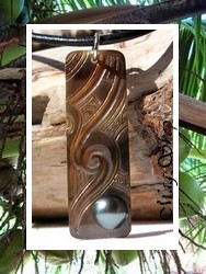 Moana Collection / Collier Maupiti Marquisien Nacre de Tahiti H:4.5cm Reflets Ocres Colorés / Demi-Perle de Tahiti 8.50mm/B+ Reflets Gris/Bleus Foncés - Cuir Noir (photos contractuelles)