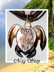 Marquises Collection / Collier Tortue Mehetia Vagues Nacre de Tahiti 3.5cm - Reflets Clairs/Marrons Colorés / Cordons Couleur Chocolat Noir (photos non contractuelles)