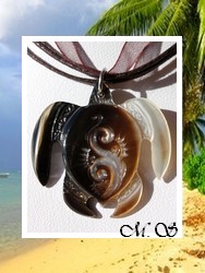 Marquises Collection / Collier Tortue Mehetia Vagues Nacre de Tahiti 3.5cm - Reflets Clairs/Marrons Colorés / Cordons Couleur Chocolat Noir (photos contractuelles)