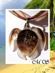 Marquises Collection / Collier Tortue Mehetia Vagues Nacre de Tahiti 3.5cm - Reflets Clairs/Marrons / Cordons Couleur Chocolat au Lait (photos contractuelles)
