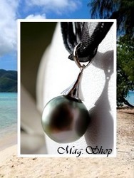Collier MOERAI / Pendentif Argent Rhodié 925 (0.56g) / Perle Semi-Baroque de Tahiti Taille 12.25mm/C+ Reflets Gris/Verts Clairs / Cordons Noirs (photos contractuelles)