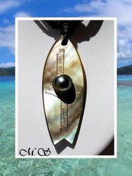 Moana Perles Collection / Collier Planche de Surf Tutea Raie Marquisienne Nacre de Tahiti H:5cm Reflets Ocres & Demi-Perle Baroque 9.30/C+ Reflets Gris/Verts / Coton Noir (photos contactuelles)