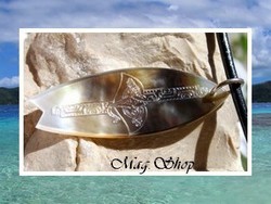 Moana Collection / Collier Planche de Surf Nengo Raie Marquisienne Nacre de Tahiti H: 4.3cm Reflets Ocres/Foncés/Clairs / Cuir Noir (photos contactuelles)