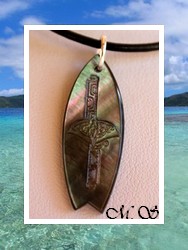 Moana Collection / Collier Planche de Surf Nengo Raie Marquisienne Nacre de Tahiti H:3.4cm Reflets Foncés Colorés / Collier Cuir Noir (photos contractuelles)