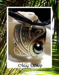 îles Collection / Collier Nihiru Nacre & Demi-Perle de Tahiti 8.40mm/B+ Refles Aubergines / Cordons Couleur Noir (photos contractuelles)