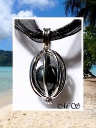 Silver Sea Collection - Collier Cage OPOA / Pendentif Argent Rhodié 925 Perle Ronde de Tahiti 9.40mm/D Gris / Cordons Noirs (photos non contractuelles)