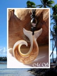 Lagon Collection / Collier Hameçon Queue de Baleine Papeari Vagues / Nacre de Tahiti 4.5cm & Perle Semi-Baroque de Tahiti  9.30mm/B+ Reflets Noirs/Aubergines / Coton Noir (photos contractuelles)