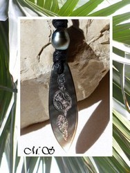 Moana Perles Collection / Collier Planche de Surf Paraoa Nacre de Tahiti H:3.5cm & Perle Drop de Tahiti 8.40mm/B+ Reflets Bleus / Taille Réglable Coton Noir (photos non contractuelles)