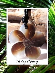 Marquises Collection / Collier Parea Fleur Hibiscus Nacre de Tahiti 3.5cm Reflets Clairs/Marrons / Taille Réglable Coton Coton Noir (photos non contractuelles)