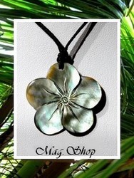 Marquises Collection / Collier Parea Fleur Hibiscus Nacre de Tahiti 3cm Reflets Clairs/Ocres / Taille Réglable Coton Coton Noir (photos non contractuelles)
