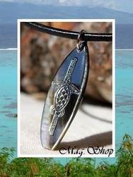 Moana Collection / Collier Planche de Surf Tortue Maroe Marquisienne Nacre de Tahiti H:4m Reflets Anthracites / Cuir Noir (photos non contractuelles)