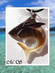 Moana Collection / Collie Requin Vaihaunui Marquisien Nacre de Tahiti 4m Reflets Clairs/Ocres / Cordon Noir (photos contractuelles)