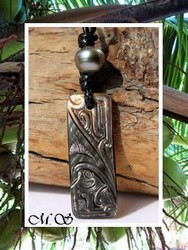 Moana Perles Collection / Collier Rikitea Marquisien Nacre de Tahiti 4cm & Perle Semi-Baroque 9.80mm/C+ Reflets Gris/Verts Clairs / Taille Réglable Coton Noir (photos contractuelles)