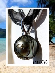 Silver Sea Collection / Collier Taaiva / Pendentif Argent Rhodié 925 (0.79g) Perle Semi-Ronde Gravée de Tahiti 11.25mm/C+ Gris / Cordons Couleur Noir (photos non contractuelles)