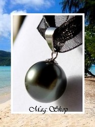 Silver Sea Collection / Collier Tautira / Pendentif Argent Rhodié 925 (0.23g) / Perle Ronde de Tahiti 9.75mm/B Reflets Gris/Verts Foncés / Cordons Couleur Noir (photos non contractuelles)