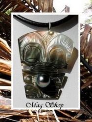Moana Perles Collection / Collier TIKI Tirikava Marquisien Nacre de Tahiti H:4cm & Demi-Perle de Tahiti 9.55mm/C+ Reflets Gris/Verts / Cuir Noir (photos non contractuelles)