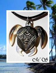 Moana Collection / Collier Tortue Temehani Marquisienne 3.4cm Nacre de Tahiti Reflets Clairs/Ocres Foncés Colorés / Cuir Noir (photos contractuelles)
