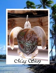 Moana Collection / Collier Tortue Temehani Vagues Marquisiennes 3.5cm Nacre de Tahiti Reflets Clairs/Ocres Colorés / Cuir Noir (photos contractuelles)