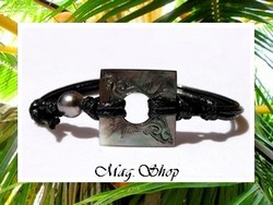 Lagon Collection / Bracelet Tetiaora Vague / Nacre de TAHITI 2.5cm Reflets Foncés/Colorés & Perle Semi-Baroque de Tahiti 9.15mm/C+ Gris/Verts Clairs / Coton Noir (photos non contractuelles)