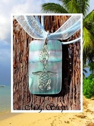 Filles Collection /  Collier Tiahura Tortue Vagues Nacre de Tahiti  2.5cm Reflets Gris Colorés / Cordons Bleus (photos non contractuelles)