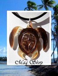 Moana Collection / Collier Tortue Temehani Marquisienne Nacre de Tahiti 3.4cm Reflets Ambres/Marrons / Cordon Noir (photos contractuelles)