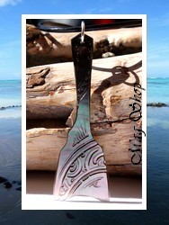 Moana Collection / Collier Ukulele Marquisien Nacre de Tahiti H6cm Reflets Ocres Colorés / Cuir Noir (photos contractuelles)